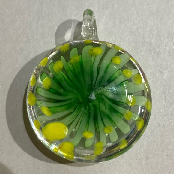 Green flower glass pendant - Picture 2 of 3
